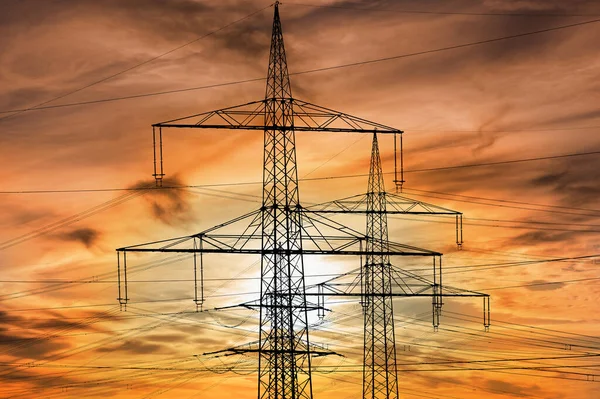 Högspänning Och Elektriska Pyloner Mot Himlen Med Moln — Stockfoto