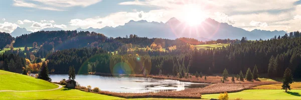 Panoramalandschaft Mit See Und Gebirgskette Gegen Himmel Mit Sonne — Stockfoto