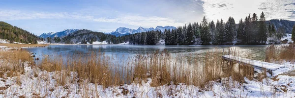 Panoramablick Auf Die Bergkette Hinter Dem See Winter — Stockfoto