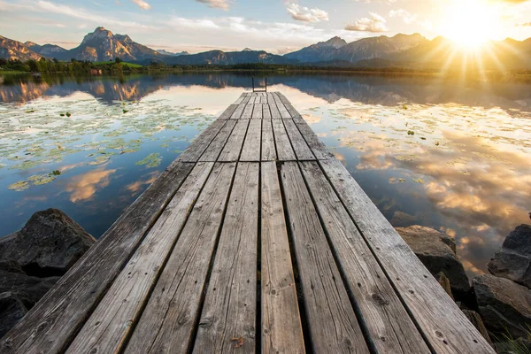 Steg Und Holzsteg Über See Mit Bergkette Sonnenuntergang — Stockfoto