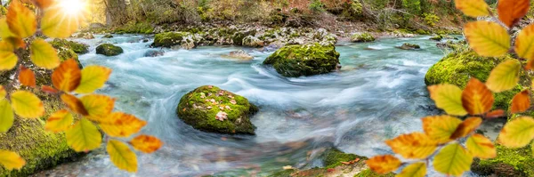 Krásná Divoká Řeka Čistou Vodou Rokli — Stock fotografie