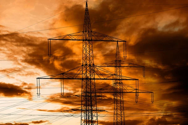 Słupy Wysokiego Napięcia Dla Energii Elektrycznej Mocy Przeciw Niebu Dramatycznych — Zdjęcie stockowe