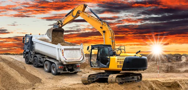 İnşaat alanında kazı yapan bir kazıcı.