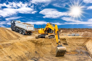 Kazıcı inşaat alanında çalışıyor ve kazıyor