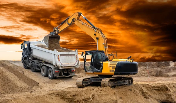 Kazıcı inşaat alanında çalışıyor ve kazıyor