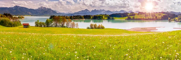 Panoramic Landscape Lake Springtime Front Mountain Range — Stock Photo, Image