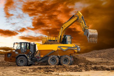 Kazı işçisi inşaat alanında çalışıyor.