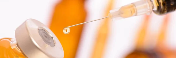 注射器と血清で注射とワクチン接種 — ストック写真
