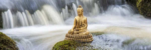 流れる水のカスケードに座って仏像の彫刻 — ストック写真