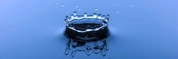 Enkele Druppel Water Naar Beneden Vallen Naar Het Oppervlak — Stockfoto