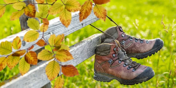 Vycházkové Boty Při Trekking Turné Horách Podzim — Stock fotografie