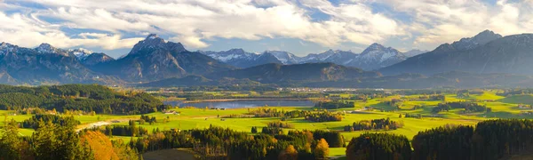 Panorama Landskap Med Bergskedja Och Molnig Himmel — Stockfoto