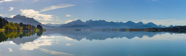 湖を映し出すパノラマの風景 — ストック写真