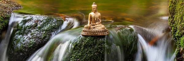 Buddha Sculpture Sitting Flowing Water Cascade — Stock Photo, Image