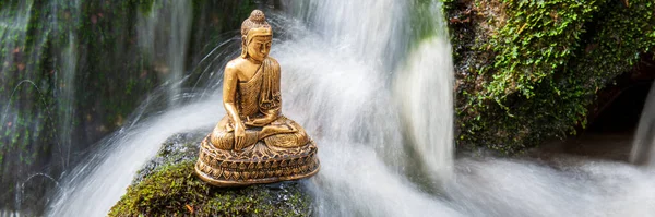 Buda Heykeli Çağlayan Sularda Oturuyor — Stok fotoğraf