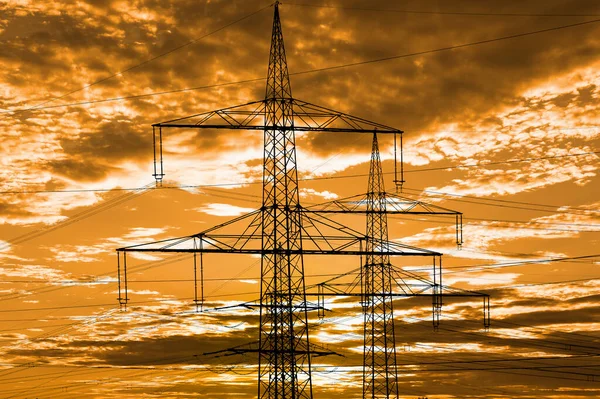 Elektrik Elektrik Için Yüksek Voltajlı Sütunlar Dramatik Bulutlarla Gökyüzüne Karşı — Stok fotoğraf
