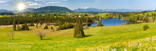 Widok Panoramiczny Krajobraz Wiejski Pasmem Górskim Łąką Wiosną — Zdjęcie stockowe