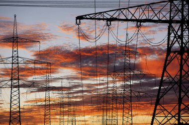 Enerji iletimi için yüksek voltaj sütunları