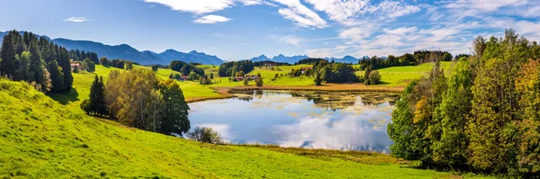Panoramisch Landschap Met Meer Bij Lente Voorkant Van Bergketen — Stockfoto