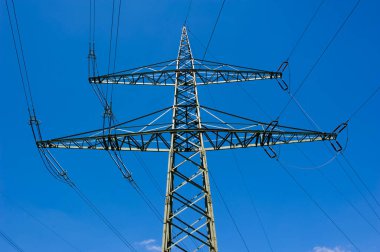 Gökyüzüne karşı elektrik ve güç için yüksek voltaj direkleri