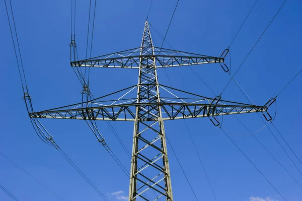 Alta Tensão Pilões Para Eletricidade Energia Contra Céu — Fotografia de Stock