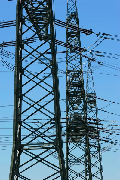 Pylônes Haute Tension Pour Électricité Puissance Contre Ciel — Photo