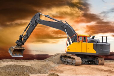 Kazıcı inşaat alanında çalışıyor ve kazıyor