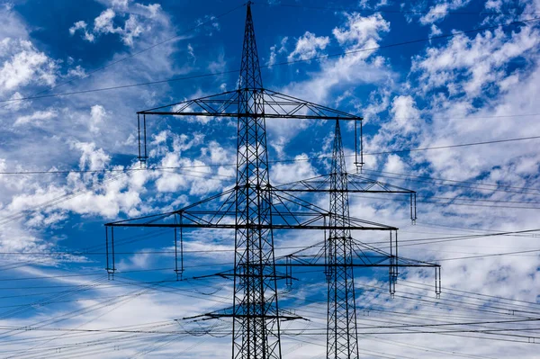 Pylônes Électriques Haute Tension Contre Ciel Avec Des Nuages Dramatiques — Photo