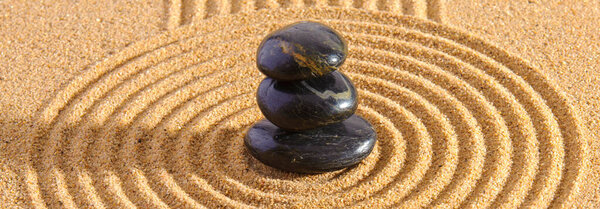 Японский сад дзен с камнем в текстурированном песке