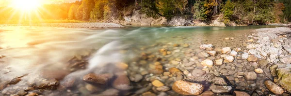 美丽峡谷中清澈清澈的野生河流 — 图库照片