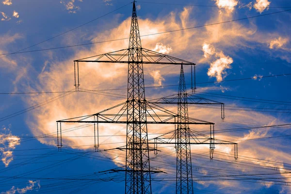 Słupy Wysokiego Napięcia Dla Energii Elektrycznej Mocy Przeciw Niebu Dramatycznych — Zdjęcie stockowe