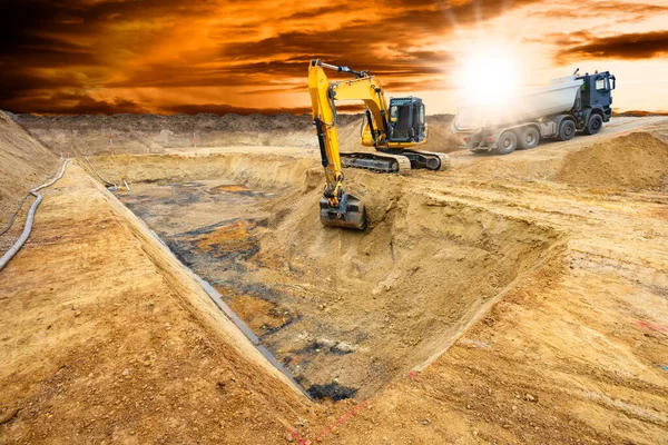 掘削機は建設現場で掘削や作業をしています — ストック写真