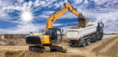 Kazıcı inşaat alanında çalışıyor ve kazıyor