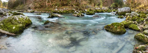 深い峡谷に大きな電流を持つ野生の川 — ストック写真