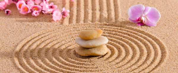Японский сад дзен с камнем в текстурированном песке