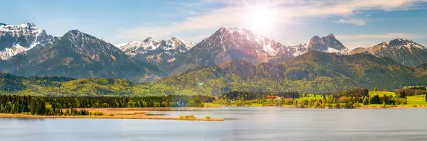 Paisaje Panorámico Región Allgaeu Primavera Con Hermoso Lago Alpes Cordillera Imágenes de stock libres de derechos