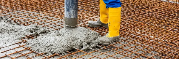 Pekerja Adalah Concreting Dasar Rumah — Stok Foto