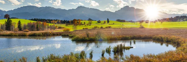 Panoramatická Krajina Jaře Krásným Jezerem Horskými Masivy Pozadí — Stock fotografie