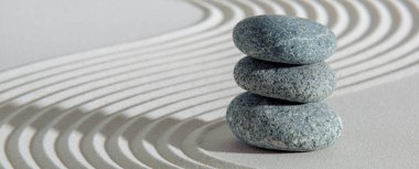 Japon zen bahçesi. Kumda taş var.