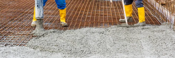 Pekerja Adalah Concreting Dasar Rumah — Stok Foto