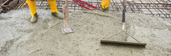 Arbeiter Betonieren Fundament Eines Hauses — Stockfoto