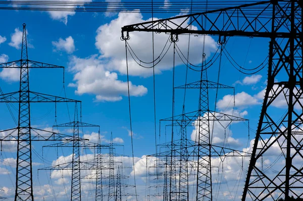Hoogspanning Elektrische Pylonen Tegen Hemel Met Dramatische Wolken — Stockfoto