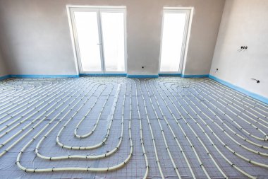 Yeni inşa edilmiş konut inşaatında yer altı ısıtma sistemi