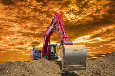  Kazıcı inşaat alanında çalışıyor ve kazıyor