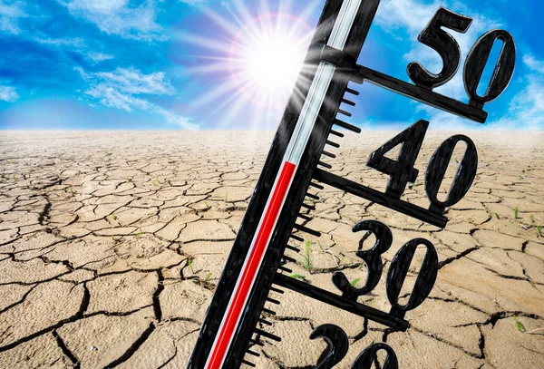 Teploměr Ukazuje Vysokou Teplotu Letním Teple Suchostí Nedostatkem Vody Terénu — Stock fotografie