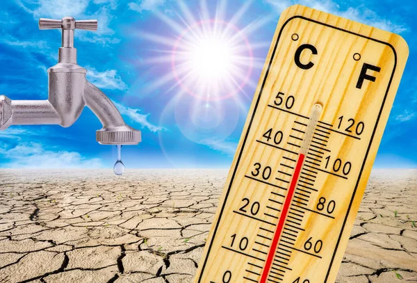 Hőmérő Magas Hőmérsékletet Mutat Nyári Hőségben Szárazsággal Vízhiánnyal Mezőn — Stock Fotó