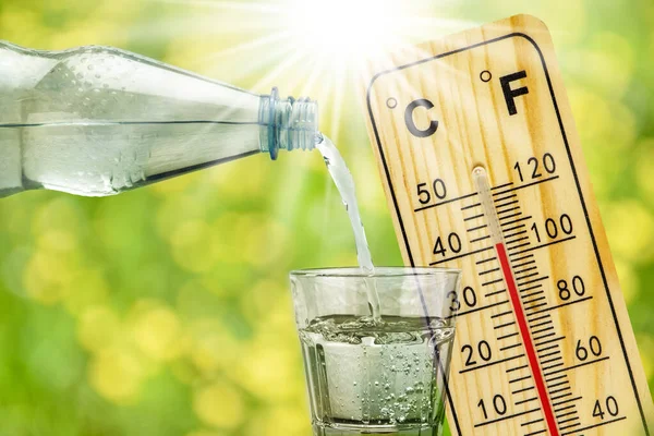 Thermometer Toont Hoge Temperatuur Zomer Warmte Fles Met Water Met — Stockfoto