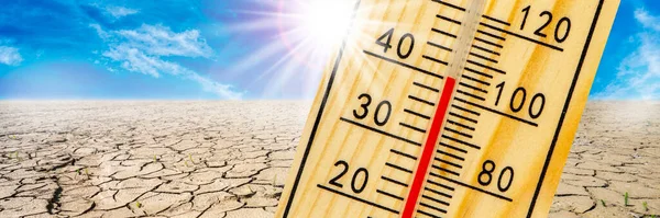 Termometro Mostra Alta Temperatura Nel Caldo Estivo Con Secchezza Mancanza — Foto Stock