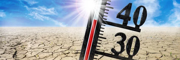 Termômetro Mostra Alta Temperatura Calor Verão Com Secura Falta Água — Fotografia de Stock