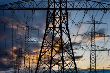  Gökyüzüne karşı çarpıcı bulutlu yüksek voltajlı elektrik direkleri